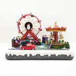 LED ДЕКОР МНОГОЦВЕТНО СЕЛO+ВЪРТЯЩИ+СКИ+МУЗИКА 4.5V (АДАПТ) 40Χ27Χ30,5CM